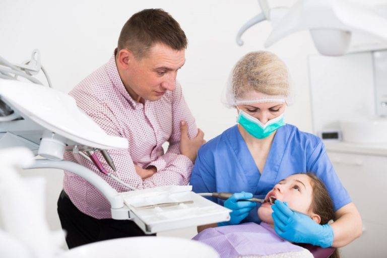 Padre e hija en el dentista | Clínica Dental Ensanche de Vallecas