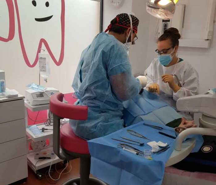 Equipo de la Clínica Dental Ensanche de Vallecas trabajando