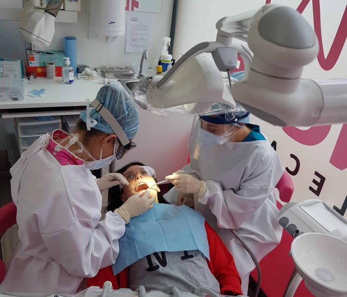 Equipo de la Clínica Dental Ensanche de Vallecas trabajando