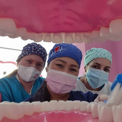 Equipo de la Clínica Dental Ensanche de Vallecas con EPIs